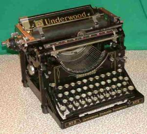 Underwood antique black typewriter1.jpg